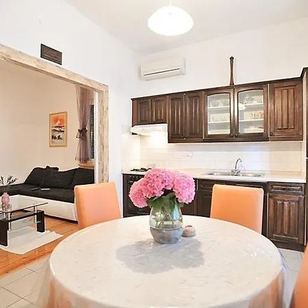 شقة In With Sea View, Terrace, Air Conditioning, Wifi 3617-1 Poljana (Ugljan)